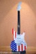 Mini guitare AMERICAN FLAG en bois + support de présentation - DRAPEAU AMERICAIN