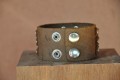 Bracelet cuir de force 3 bandes rivets marron ajustable par pression