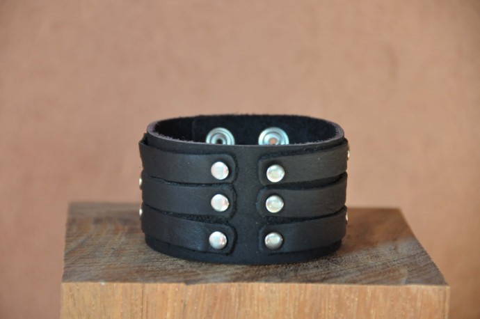 Bracelet cuir de force 3 bandes rivets noir