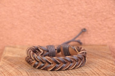 Bracelet cuir avec chevrons marron clair